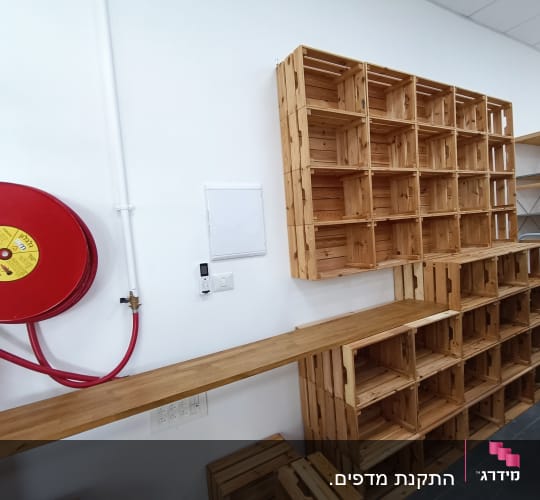 מדפי עץ בנויים מקופסאות עץ, צינור כיבוי אש